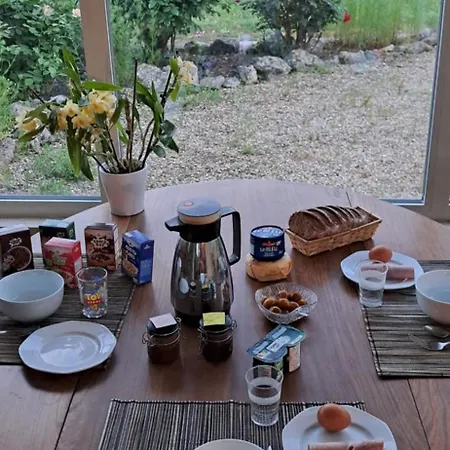 MAISON d'Hôtes AFRIKA du QUEYROUX , petit gite en campagne proche BERGERAC, 1 seul animal accepté sur demande Casa de hóspedes Ginestet